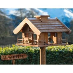 Vogelfutterhaus Almhütte Mit Liebevollen Details, Inkl. Ständer, FSC®, Ca. 56 X 46 X 35,5 Cm -Biohort Garten Geschaft 0910101340 Vogelfutterhaus Almhuette inkl Staender FSCca56x46x35 5cm 7 60494