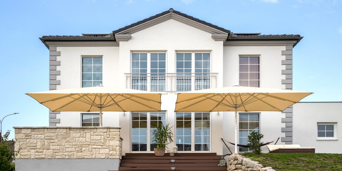 Biohort Garten Geschaft -Biohort Garten Geschaft zwei grosse bahama jumbrella sonnenschirme vor einem haus